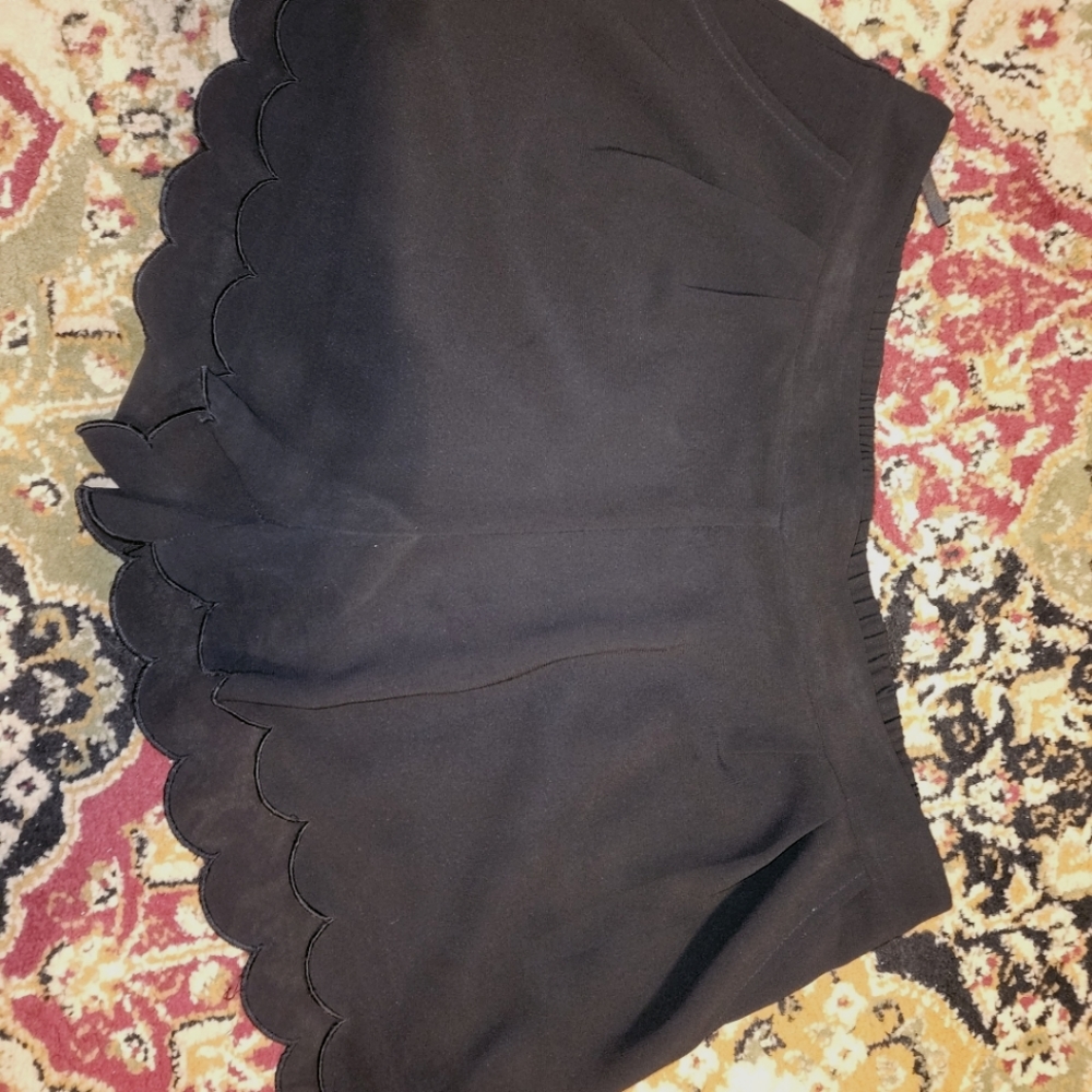 Mine black frilly shorts